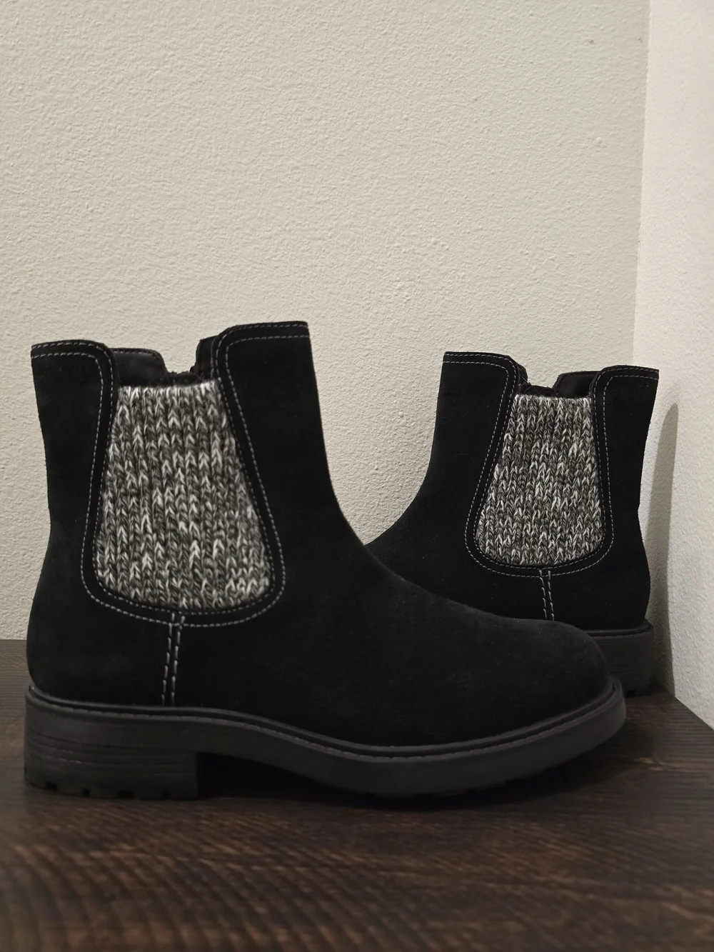 Clarks Opal Sky Women's Black Suede Chelsea Lug Ankle Boots Size 7 M